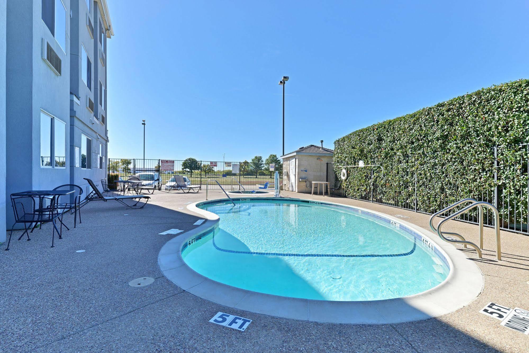 Microtel Inn & Suites By Wyndham Ft. Worth North/At Fossil Fort Worth Exterior foto